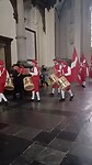 Vlaggendrager en tamboers verlaten de kerk