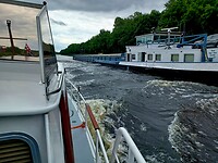 Vlak bij Veghel kunnen we het binnenvaartschip inhalen.