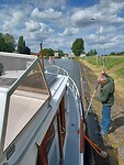 Tijdens het wachten voor de 7de sluis even boenen.