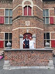 Even met de 'Groeter' op de foto voor het oude stadhuis.