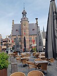 Het oude stadhuis op de achtergrond.