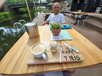 Op de vlonder voor een bakkie koffie.
