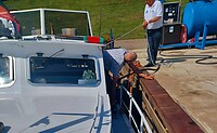 Diesel tanken en water innemen.