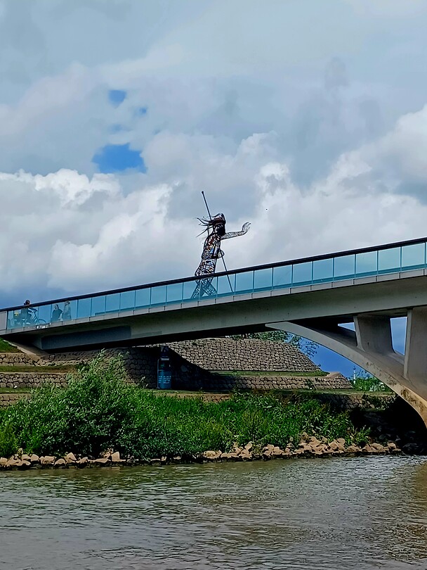 Ons uitzicht op het baken van Venlo en de brug.