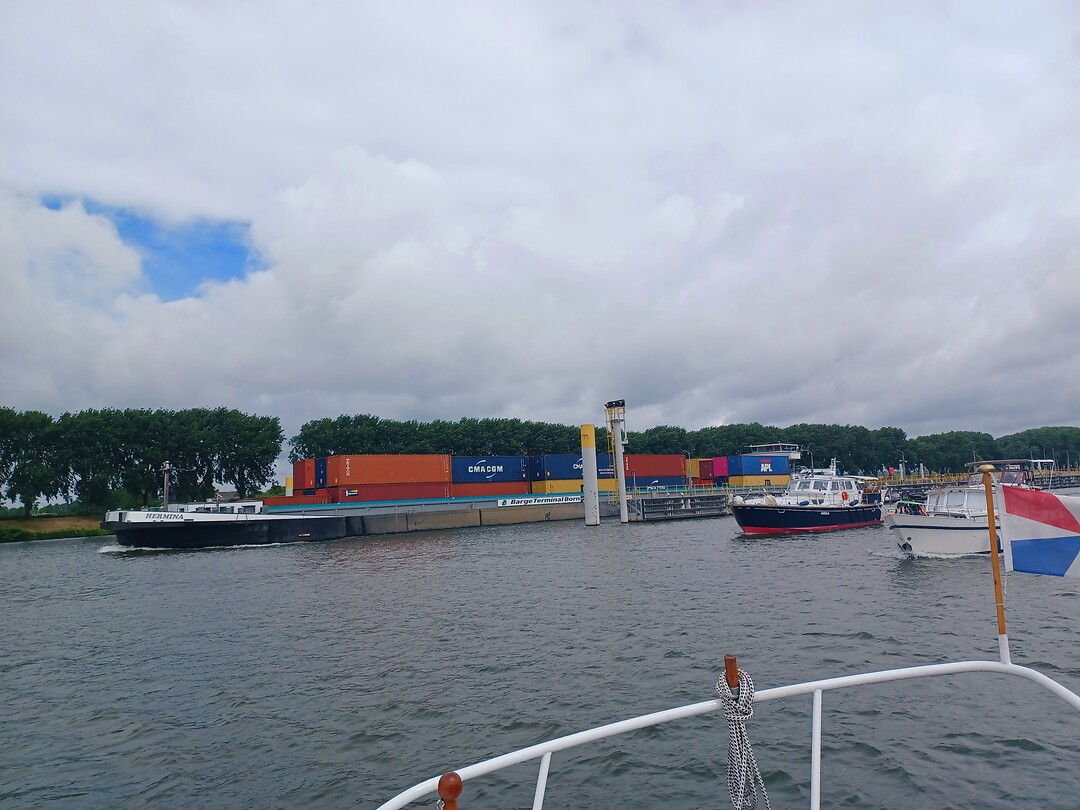We lagen verkeerd op aanwijzing van de sluiswachter. Het werd chaos :-)