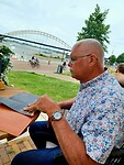 Wat zal hij eens voor lekkers kiezen daar aan de Waalkade in Nijmegen