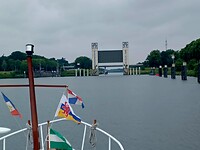 Dat scheelt 1 sluis. De schuif staat open, we hoeven niet door de sluis.