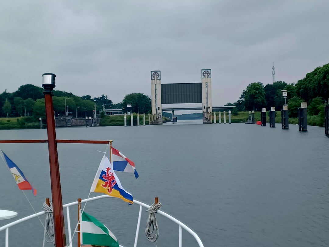 Dat scheelt 1 sluis. De schuif staat open, we hoeven niet door de sluis.