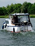 Heeft dit bootje nu een vuilnisbak achterop??