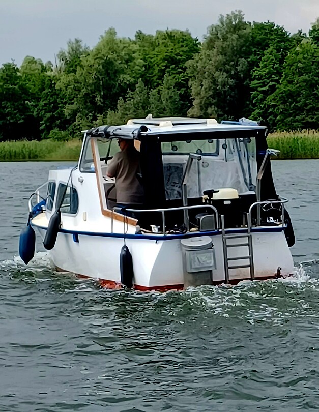 Heeft dit bootje nu een vuilnisbak achterop??