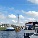 We zitten 1ste rang als de vloot van Bunschoten naar buiten vaart om te zeilen.