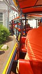 Het treintje past maar net door de straatjes.
