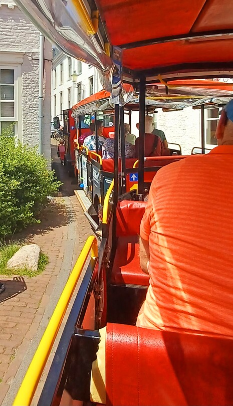 Het treintje past maar net door de straatjes.