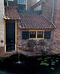 Helder bronwater loopt zo de gracht in. Dat is zonde!