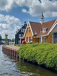 Leuk om zo Huizen binnen te varen