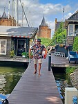 We liggen vlak bij het Muiderslot.