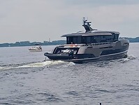 In Bunschoten-Spakenburg zag dit jacht er vele malen groter uit.