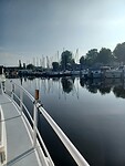 Spiegelglad water in de haven.