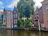 Mooie oude panden met een terras aan het water.