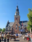 De kaasmarkt met de Waag op de achtergrond.