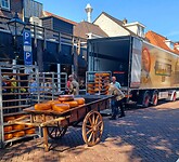 De verkochte kazen gaan naar de vrachtwagen