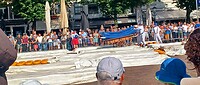 De kaasmarkt werd om 10.00 uur geopend door de bel te luiden