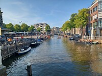 Veel sloepjes in de grachten. Gezellig