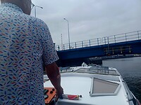 Bij 1 brug moesten ook de ruiten van het windscherm plat