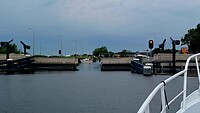 Een vlotbrug schuift aan beide zijden in elkaar.
