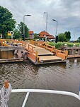 Het bovenste deel loopt op wielen over het onderste deel van de vlotbrug.