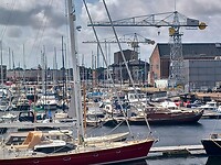 Wij liggen ter hoogte van de voorste kraan