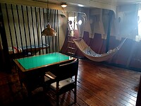 Een cel in de schorpioen met tafel en hangmat voor de bewaking.
