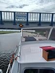 We moesten weer onder lage bruggetjes door.