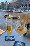 Ankerbiertje en handhaving op het water.