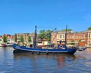 De schipper woont op zijn boot
