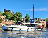 Als deze huur boten gaan aanmeren is iedereen alert.