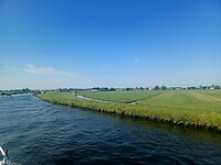 Het kanaal ligt veel hoger dan de landerijen.