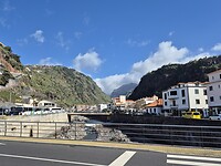 Ribeira Brava ligt tussen twee bergen in