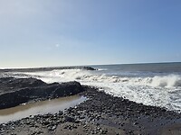 Het water stroomt vanaf de Atlantische oceaan het riviertje van Ribeira Brava in