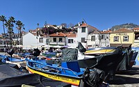 Vissersbootjes op de kant