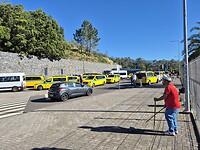 Taxi's en verderop de nodige touringcars