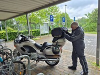 De laatste tas weer op het bagagerek vastmaken