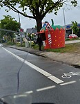 Veel aardbei verkooppunten langs de weg