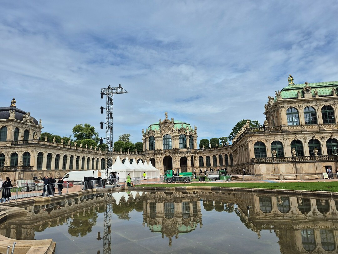 De Dresder Zwinger wordt gereed gemaakt voor 4 concerten tijdens de Pinksterdagen
