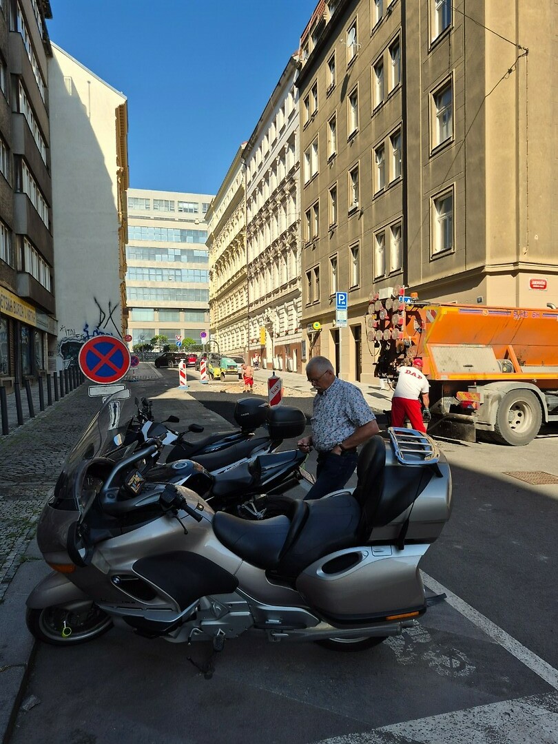 Die andere motor staat er wel erg dicht naast