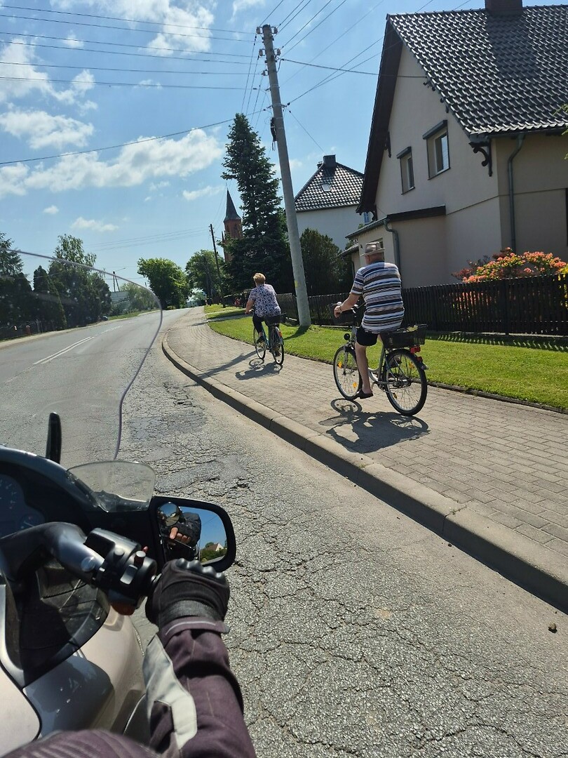 Hier fietsen ze vaak op het trottoir.