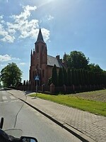 Bij de kerken volgden mensen buiten de kerk de dienst.