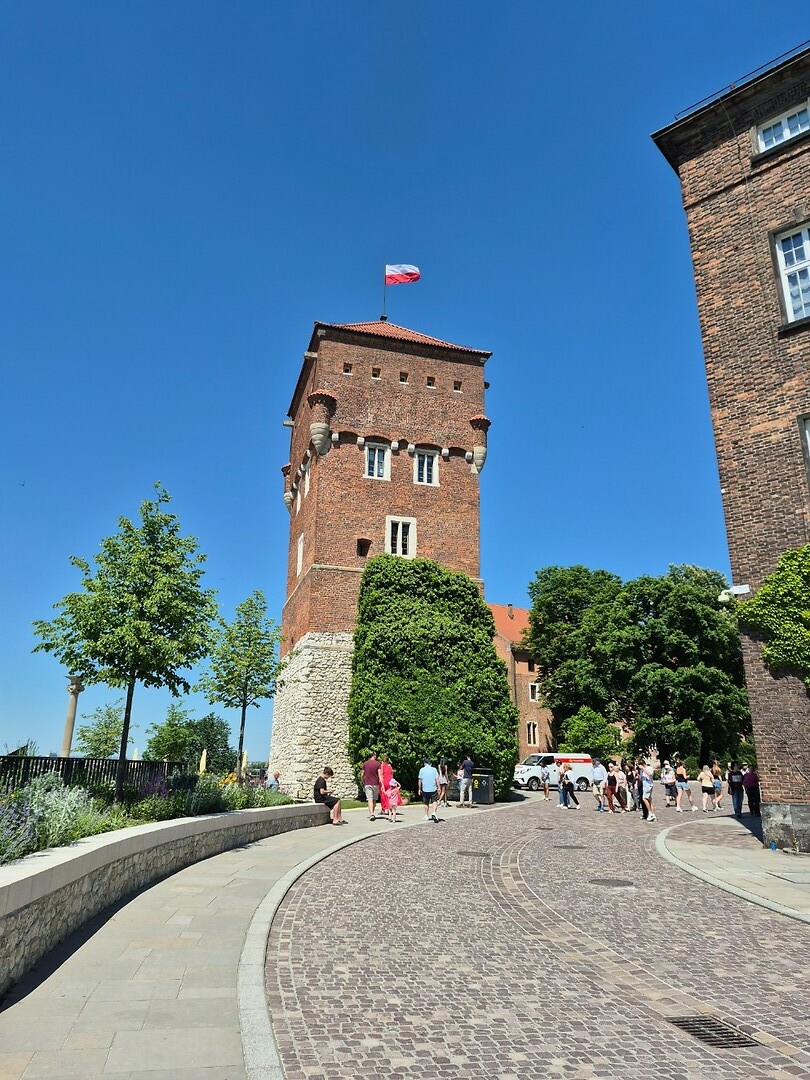 De Poolse vlag wappert vrolijk op de toren