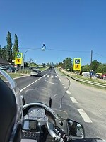 Op autoweg voetgangers die oversteken