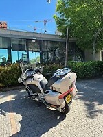 De motor keurig voor de deur.